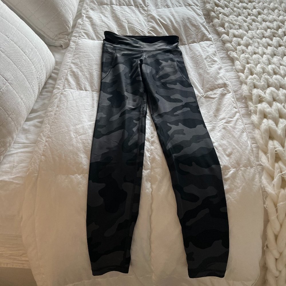 Old Navy Black & Gray Camo Leggings